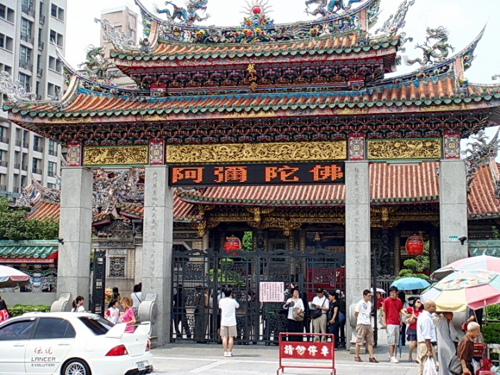 臺北艋舺龍山寺 ，又稱萬年寺