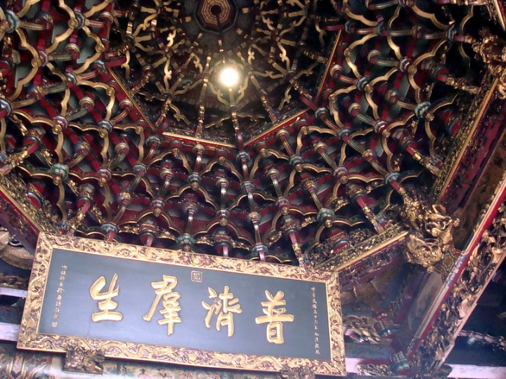 臺北艋舺龍山寺 ，又稱萬年寺