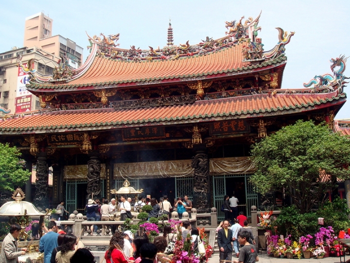 臺北艋舺龍山寺 ，又稱萬年寺