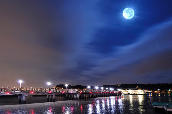 中秋夜色下的關(guān)渡碼頭