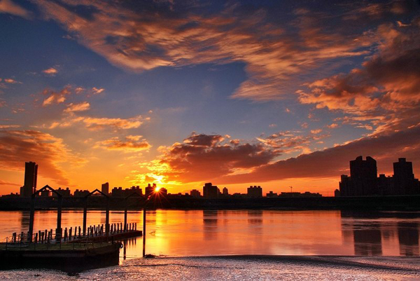 夕陽下的大稻埕碼頭