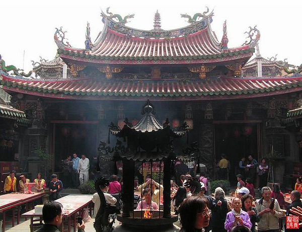 朝拜的人們，鹿港天后宮