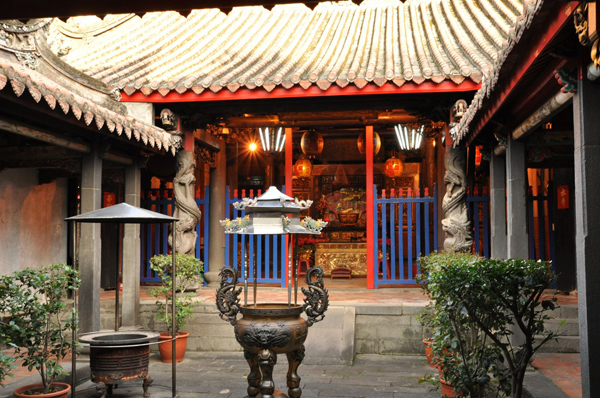 內部結構，淡水鄞山寺