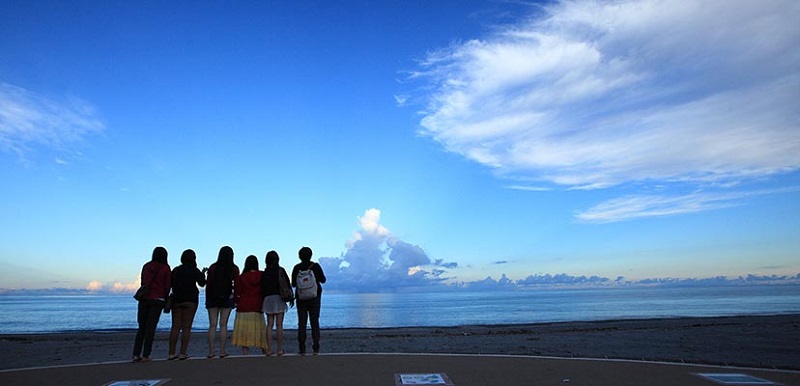 千禧曙光紀(jì)念公園在不同時間點(diǎn)，可觀賞到沿海千變?nèi)f化的景感