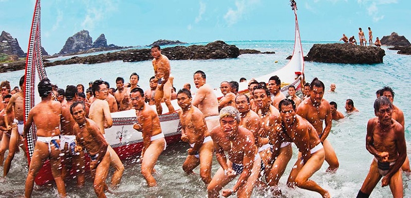 達悟族人都會拼板舟舉行驅逐惡靈的儀式，為這艘船祈福