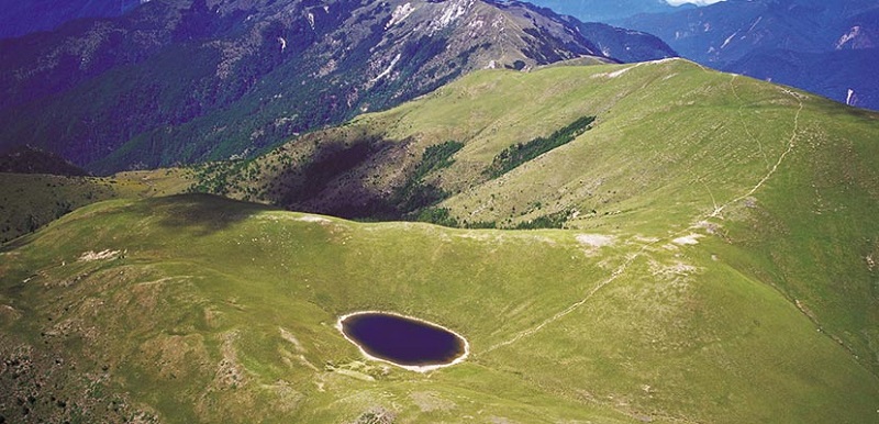 嘉明湖因水色澄澈湛藍(lán)且與云天相對，被登山人喚作天使的眼淚