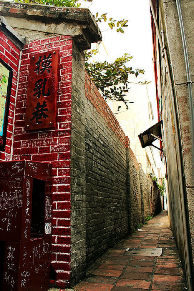 鹿港小鎮摸乳巷