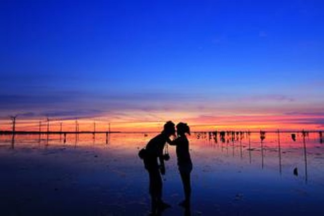 情侶在高美濕地留影拍照