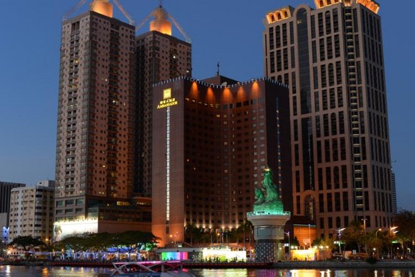 五光十色的高雄愛(ài)河