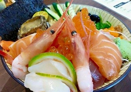 高雄鳴門生魚片丼飯
