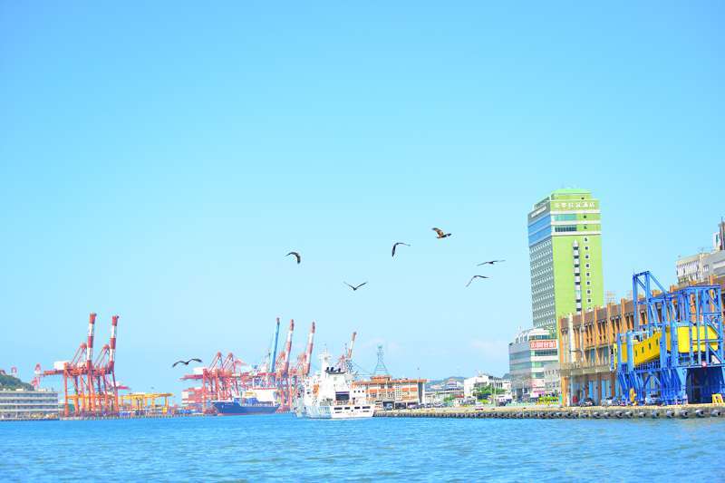 藍天白云基隆港