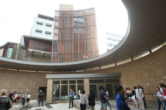 AIT新館中庭舞蝶中庭，是一個(gè)圓弧型意象的天井。