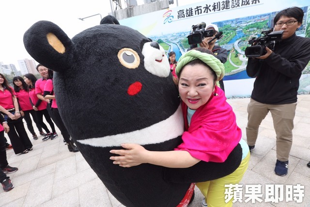 白冰冰擔任高雄市府本月觀光大使，昨至高雄愛河畔出外景